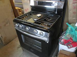 lot 138 image: (A-1) Samsung Kitchen Stove Black...