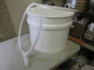 lot 141 image: (OS) Large 20 Gallon White Plastic ...