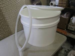 lot 142 image: (OS) Large 20 Gallon White Plastic ...