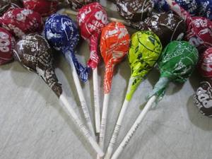 lot 204 image: (B-1) 72 Assorted Tootsie Roll Pop ...