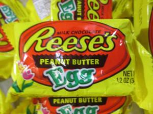 lot 217 image: (B-1) 18 Reeses Peanut Butter Eggs ...