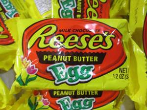 lot 218 image: (B-1) 18 Reeses Peanut Butter Eggs ...