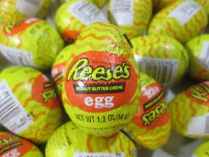 lot 223 image: (B-2) 36 Reeses Peanut Butter Creme...