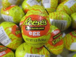 lot 224 image: (B-2) 36 Reeses Peanut Butter Creme...