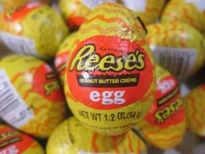 lot 225 image: (B-2) 36 Reeses Peanut Butter Creme...