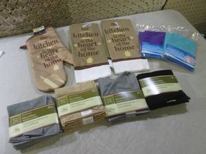 lot 299 image: (BS) Kitchen Towels, Oven Mitt, Mic...