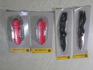lot 318 image: (EC1) 2 Folding Knives 2 11 in 1 Mu...