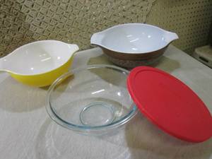 lot 322 image: (BS) 3 Pyrex Bowls 1 with Lid...