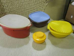 lot 324 image: (BS) Assorted Tupperware with Lids...