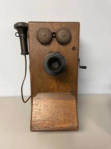 lot 22 image: Kellogg 1937 Vintage Wooden Hand Crank Telephone