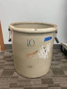 lot 72 image: Redwing Pottery Union Stoneware #10 Antique Crock