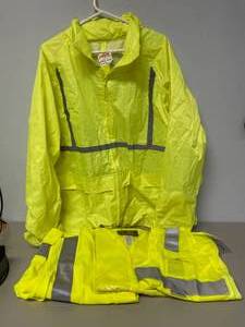 lot 52 image: Lot of 4 Xtreme Hi Res Mens Safety Vests and Jackets Size S-XL