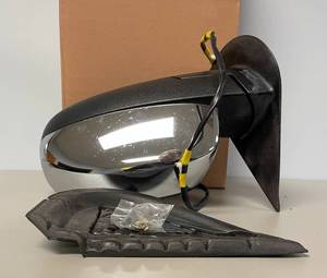 lot 82 image: Chevy Silverado 07-10 Towing Mirror