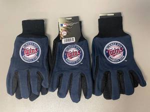 lot 88 image: Lot of 3 Minnesota Twins Utility Gloves