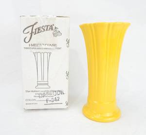 lot 119 image: New Daffodil Medium Flower Vase in box