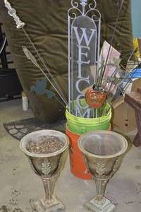 Garden Dcor 2 pots  multiple push in ornaments
