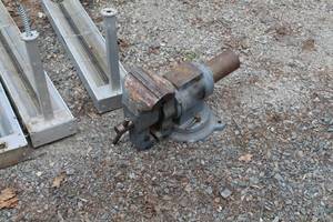 lot 494 image: 6 Bench Vise