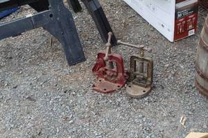 lot 498 image: Lot of (2) Pipe Vises