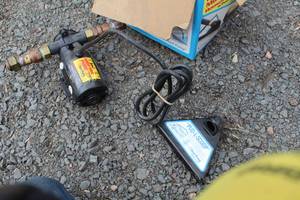 lot 497 image: Simer Mini-Vac Household Pump w Pud-L-Scoop