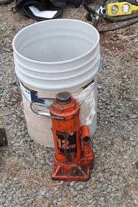 lot 510 image: 12-Ton Hydraulic Bottle Jack 12-Ton