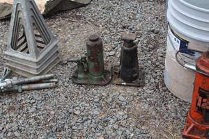 lot 511 image: Lot of (2) Jacks - Hydraulic Bottle Jack, Screw Jack