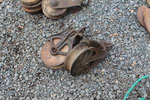 lot 518 image: Lot of (2) Vintage Single Pulley Block Eye-Type