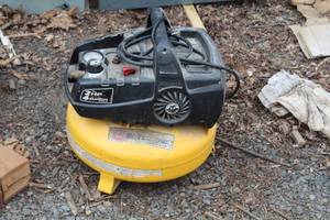 lot 524 image: Campbell-Hausfeld FP210000 4-Gallon Portable Pancake Compressor