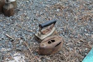 lot 551 image: Lot of (2) Vintage Irons