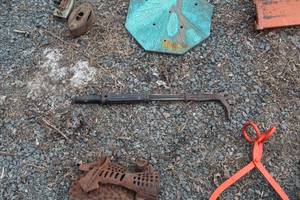 lot 553 image: Vintage Nail Puller