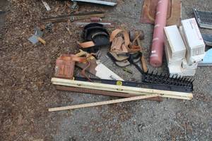 lot 583 image: Hand Tools - Levels, Saws, Socket Rack, Belts