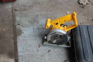 lot 586 image: DeWalt DW935 5-38 14.4V Trim Saw