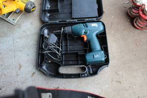 lot 587 image: Black & Decker 9089 10mm 6V Drill, Plastic Case