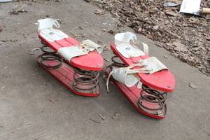 lot 588 image: Lot of (2) Vintage Spring Shoes