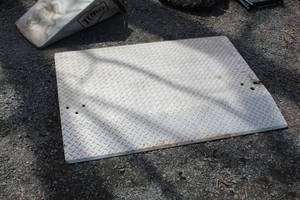 lot 472 image: 38x48x36 Dock Plate