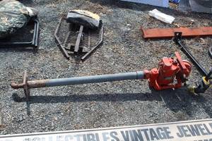 lot 475 image: Vintage Gas Pump