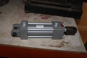 lot 1607 image: The Sheffer Corp Hydraulic Cylinder