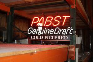 lot 384 image: Pabst Genuine Draft Neon Sign
