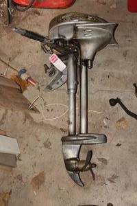 lot 395 image: Evinrude Sportwin Outboard Boat Motor