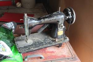 lot 1618 image: Vintage Monarch Deluxe Sewing Machine