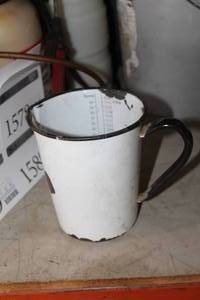 lot 1658 image: Vintage 64-oz Measuring Cup