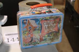 lot 1638 image: Vintage Candy Land Limited Edition Collectors Tin 8-oz Ginger Cookies