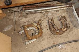 lot 1643 image: Horseshoe Set