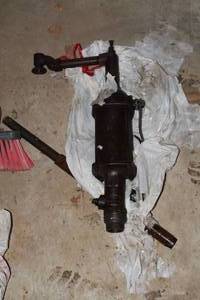 lot 1654 image: Oil Drum Pump