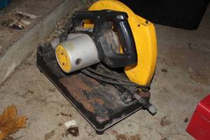 lot 447 image: DeWalt DW870 14 Chop Saw