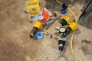 lot 1669 image: Air Compressor Parts and Accessories - Oilers, Gauges, Fittings
