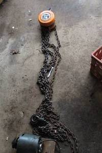 lot 1689 image: Central Machinery 1-Ton Chain Hoist