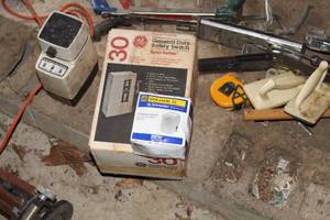 lot 1703 image: GE General Duty Safety Switch and Square D Pressure Switch