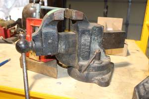 lot 1708 image: 3-12 Bench Vise