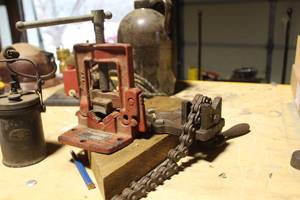 lot 1709 image: Lot of (2) Montgomery Ward Powr-Kraft 84-6276 Pipe Vises