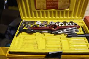 lot 1723 image: Columbia Tap & Die Set, Case (yellow)